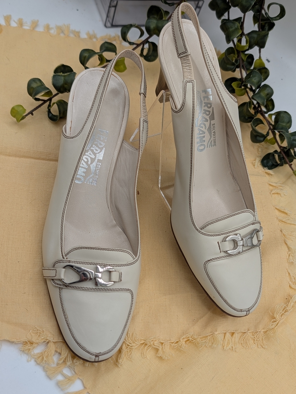 Ferragamo‎ Gancini Slingback Heels 8.5 Cream Leather Italy Chic Classic